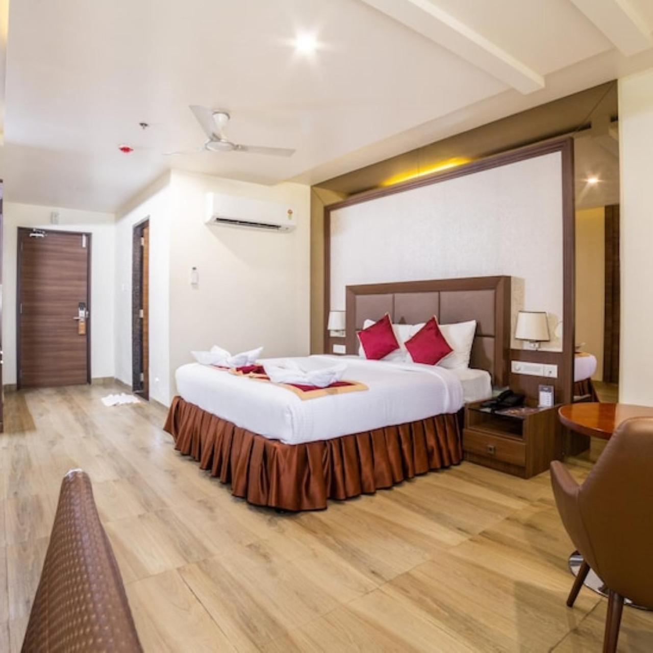 Hotel Svm Grand Medipally Хайдарабад Экстерьер фото